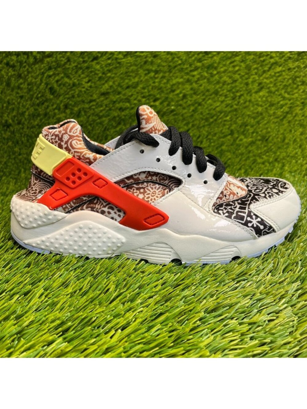 Nike Air Huarache Run SE Boys Size 5Y White Athletic Running Shoes Sneakers